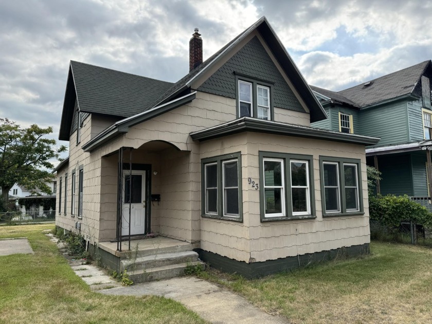 Amazing opportunity to fix up this large 4 bedroom home for - Beach Home for sale in Michigan City, Indiana on Beachhouse.com