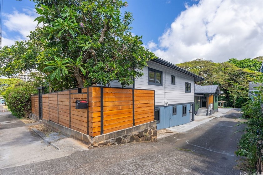 Fantastic opportunity to own 2 detached single family homes on - Beach Lot for sale in Honolulu, Hawaii on Beachhouse.com