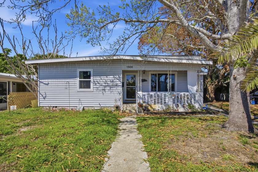 This 3BD/2BA single-family home sits on a 0.17-acre, offering - Beach Home for sale in Vero Beach, Florida on Beachhouse.com