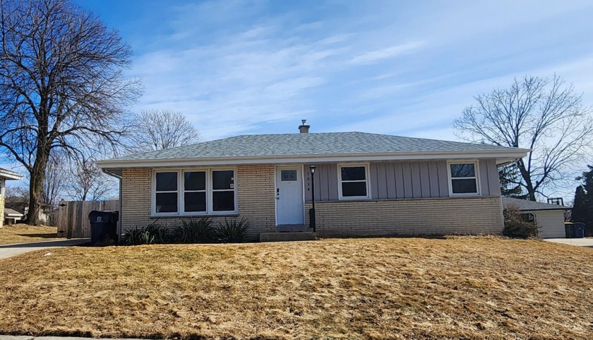 Amazingly remodeled 3 bedroom, 1.5 bathroom home. Newly - Beach Home for sale in Oak Creek, Wisconsin on Beachhouse.com