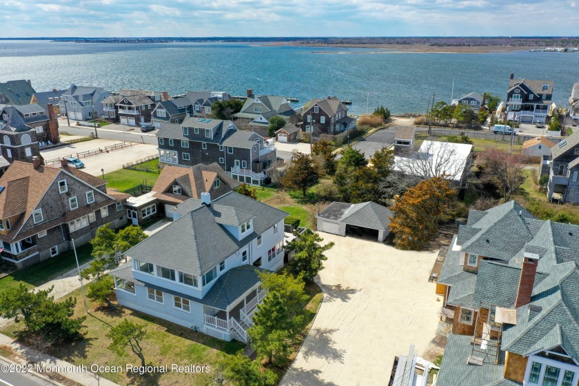 This Shore Colonial encompasses 4 bedrooms, 2/1 bathrooms with - Beach Home for sale in Mantoloking, New Jersey on Beachhouse.com