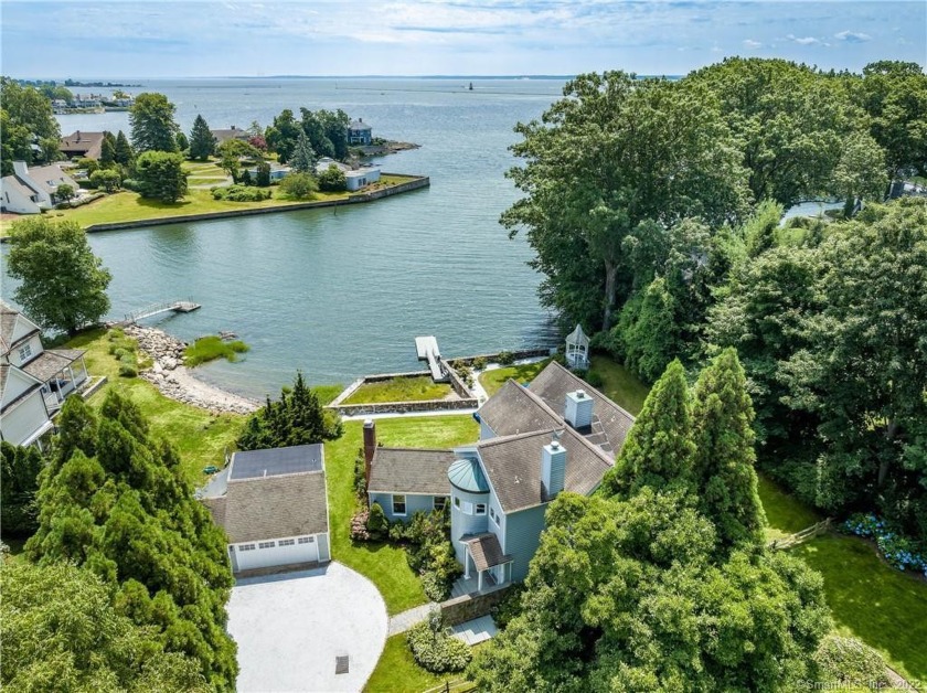 CHIC DIRECT WATERFRONT IN OLD GREENWICH - Idyllic location with - Beach Home for sale in Greenwich, Connecticut on Beachhouse.com