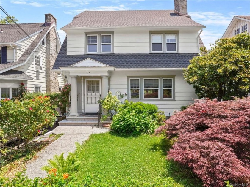 Welcome home to this well-loved and well-maintained, spacious - Beach Home for sale in New Rochelle, New York on Beachhouse.com
