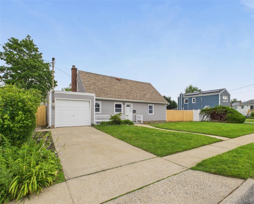 Beautifully renovated 5-bedroom, 2-bath Cape in the heart of - Beach Home for sale in Baldwin, New York on Beachhouse.com