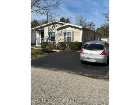 Opporrtunity to live in Perry's Lake, active 55+commuity - Beach Home for sale in Manahawkin, New Jersey on Beachhouse.com