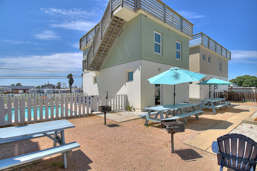 4 bedroom3 bath home! In town, shared pool, roof top - Beach Vacation Rentals in Port Aransas, Texas on Beachhouse.com