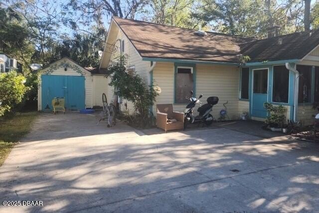 This 970 sq.ft. bungalow has 2 bedrooms, 2 baths and a 1 car - Beach Home for sale in Daytona Beach, Florida on Beachhouse.com