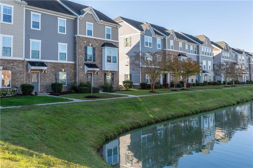 Come fall in love with this beautiful 3-story end-unit townhome - Beach Townhome/Townhouse for sale in Virginia Beach, Virginia on Beachhouse.com