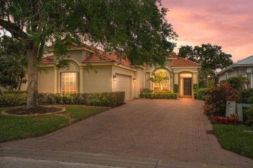 Show Stopper in Jensen Beach Country Club! Tucked on a premier - Beach Home for sale in Jensen Beach, Florida on Beachhouse.com