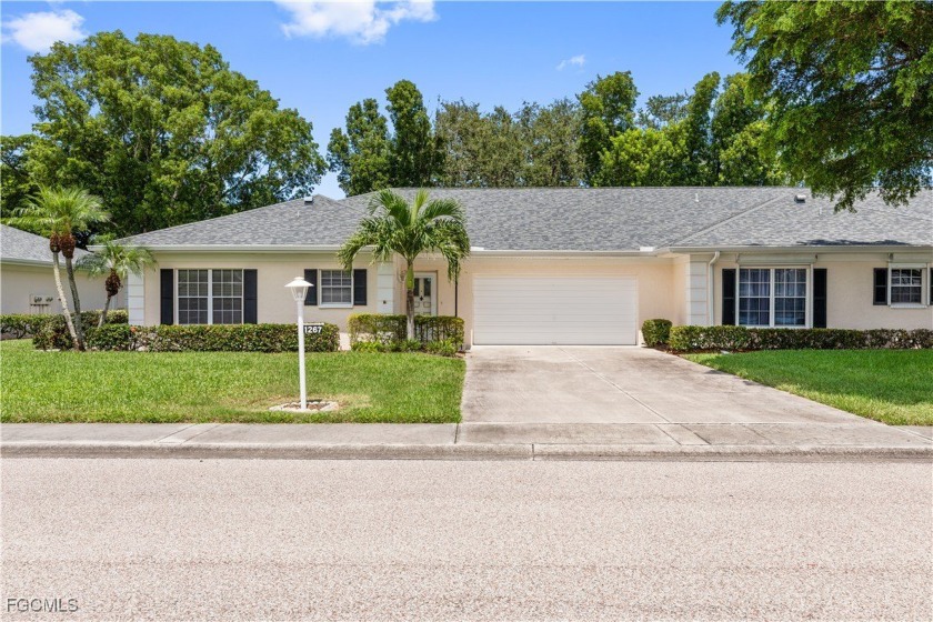 Welcome to this 3 bedroom, 2 bathroom, 2 car garage villa in the - Beach Home for sale in Fort Myers, Florida on Beachhouse.com
