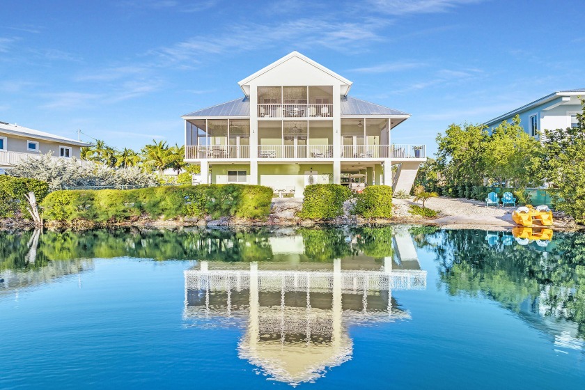 Paradise awaits with memorable sunsets, gorgeous lake views and - Beach Home for sale in Key Largo, Florida on Beachhouse.com