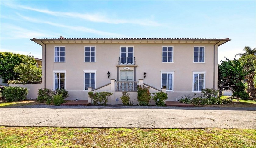 Blending classic Colonial symmetry with Mediterranean elegance - Beach Home for sale in Palos Verdes Peninsula, California on Beachhouse.com