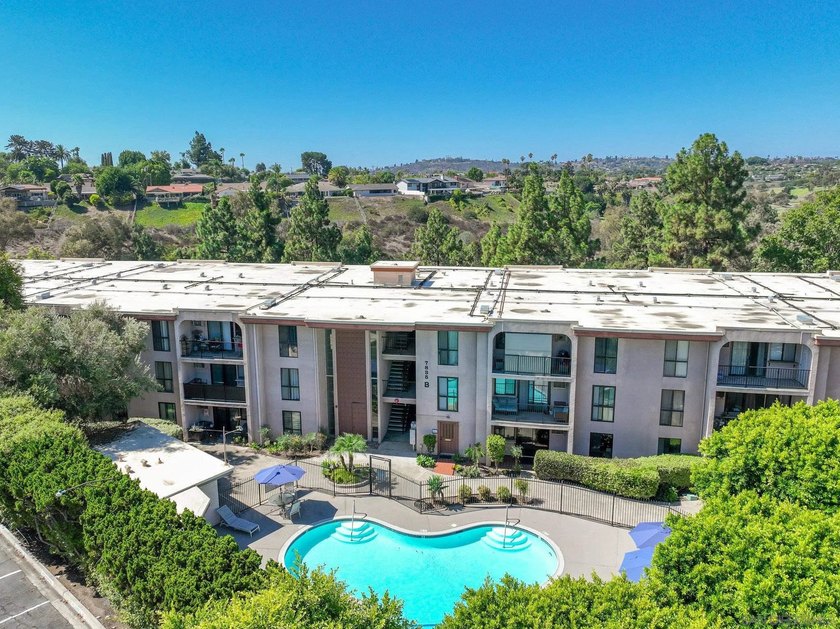Golf course views! Elevator! This 2 bed, 2 bath home has 1,048 - Beach Condo for sale in San Diego, California on Beachhouse.com