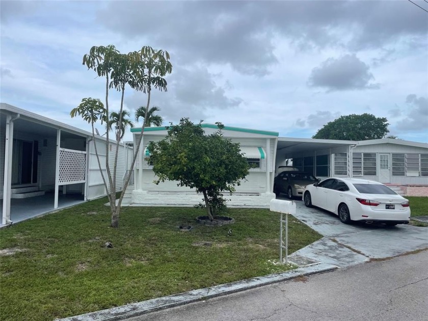 Absolutely gorgeous 2/1.5 double wide with bonus room that could - Beach Home for sale in Davie, Florida on Beachhouse.com