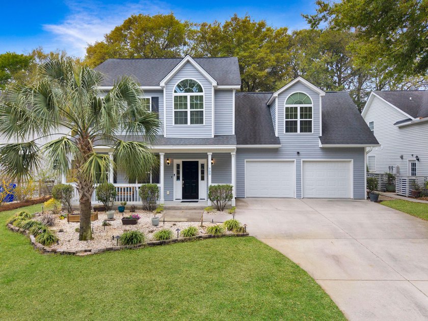 Welcome to 700 Majestic Oak Drive, a beautiful 4-bedroom, 2 - Beach Home for sale in Charleston, South Carolina on Beachhouse.com