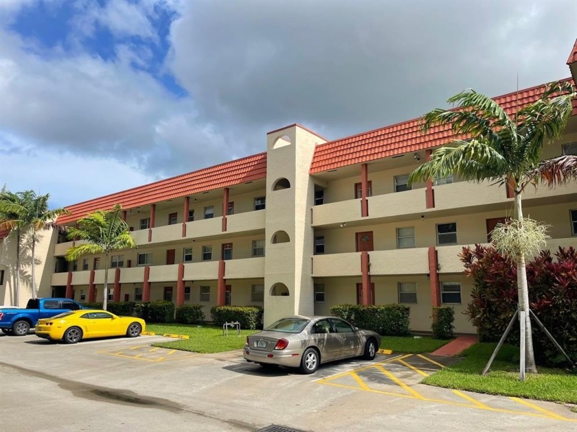 INVESTOR SPECIAL - RENOVATION OPPORTUNITY! This unit offers a - Beach Condo for sale in Sunrise, Florida on Beachhouse.com