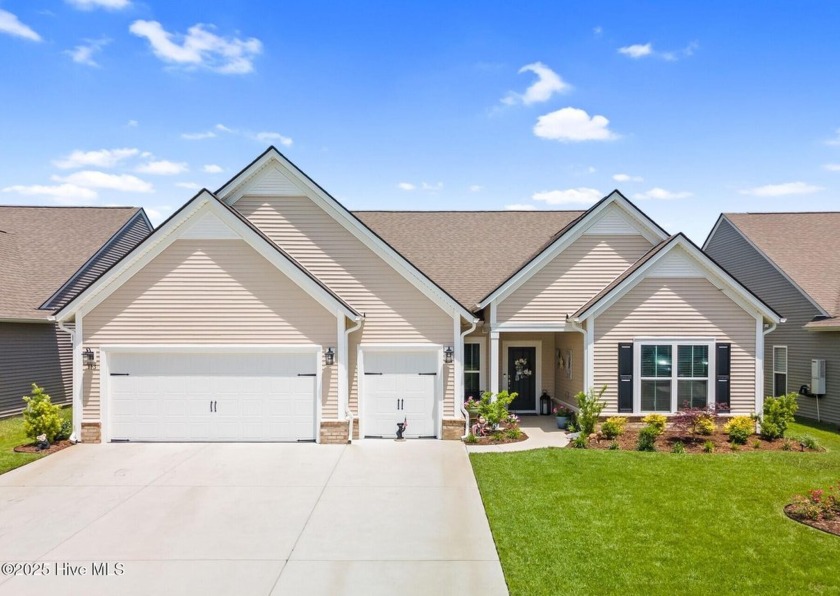 Welcome to this BETTER THAN NEW home in the popular Eagle Run - Beach Home for sale in Calabash, North Carolina on Beachhouse.com