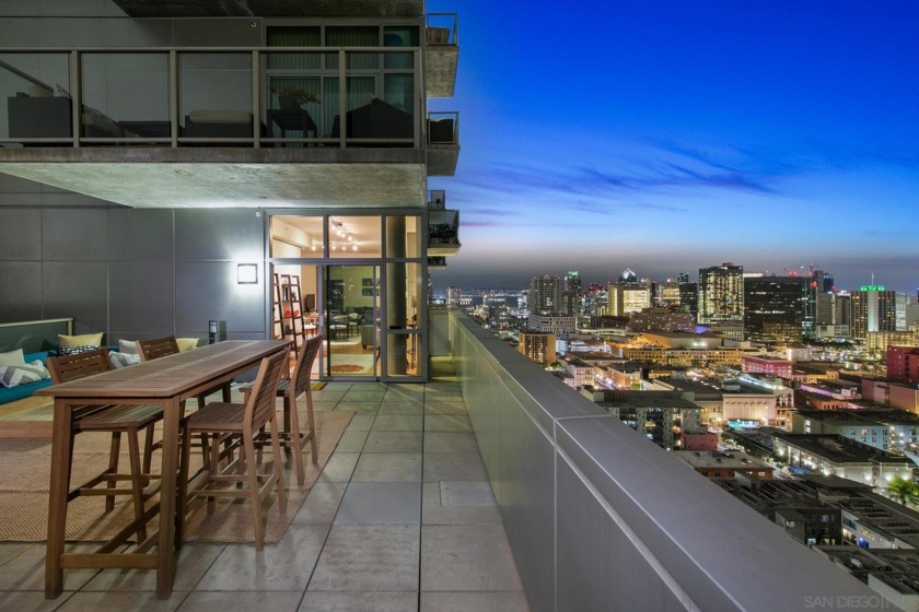 This semi-penthouse unit at The Mark is a dream! With its - Beach Home for sale in San Diego, California on Beachhouse.com