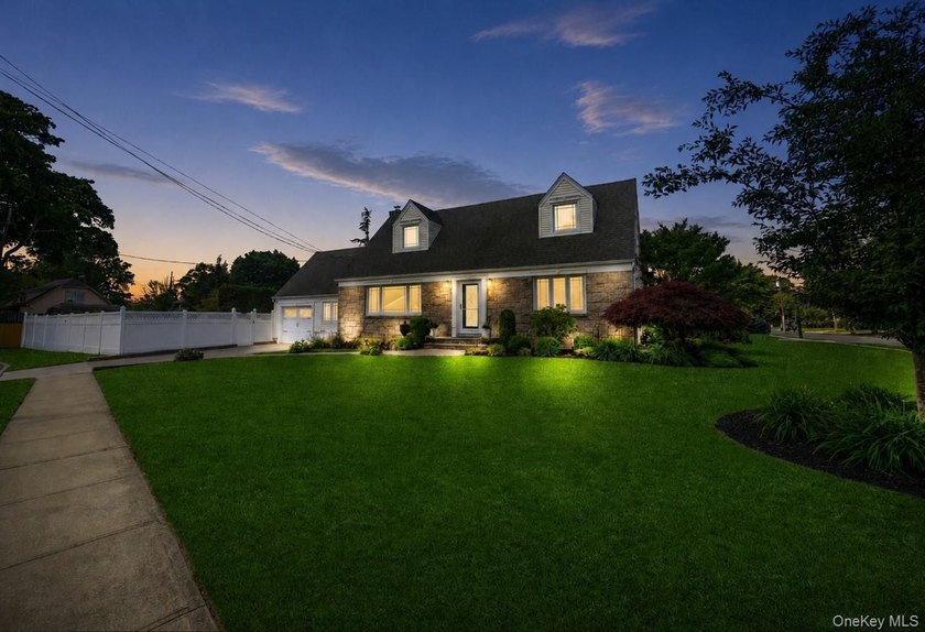 Beautifully maintained 4-bedroom, 2-bathroom cape situated on an - Beach Home for sale in Wantagh, New York on Beachhouse.com