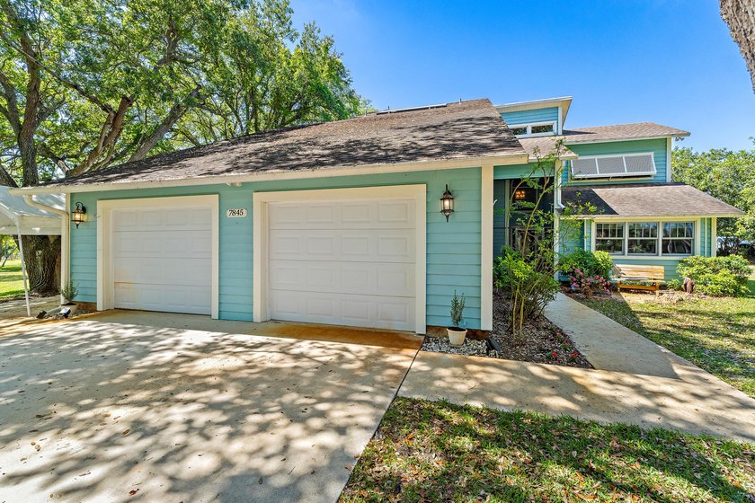 Tucked away on a private 1.2-acre lot in Palm Beach Country - Beach Home for sale in Palm Beach Gardens, Florida on Beachhouse.com