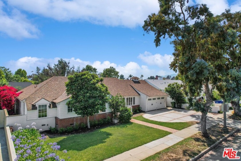 Storybook 4BR, 3BA Traditional with a 9487 lot located in the - Beach Home for sale in Pacific Palisades, California on Beachhouse.com