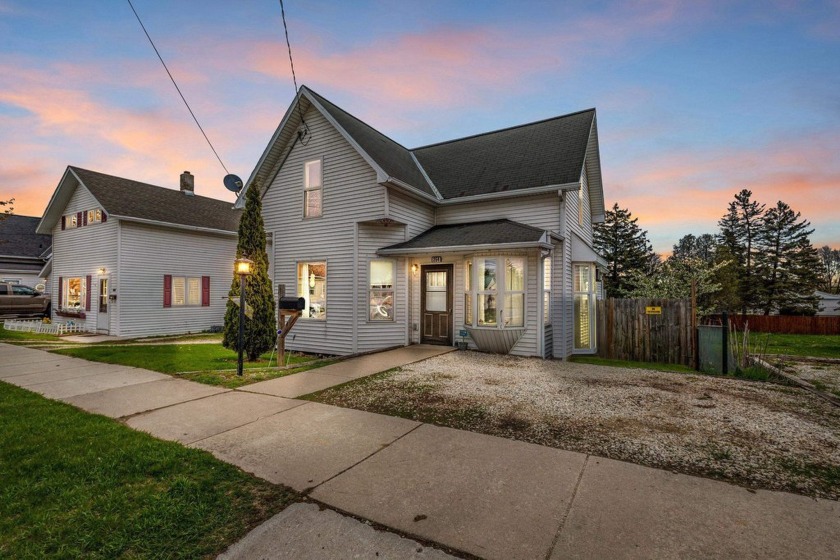 Welcome to 254 Mill St! A cozy 2bd 1.5bath home nestled in the - Beach Home for sale in Algoma, Wisconsin on Beachhouse.com