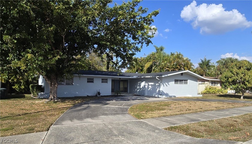Located in the desirable McGregor Estates corridor of Fort Myers - Beach Home for sale in Fort Myers, Florida on Beachhouse.com