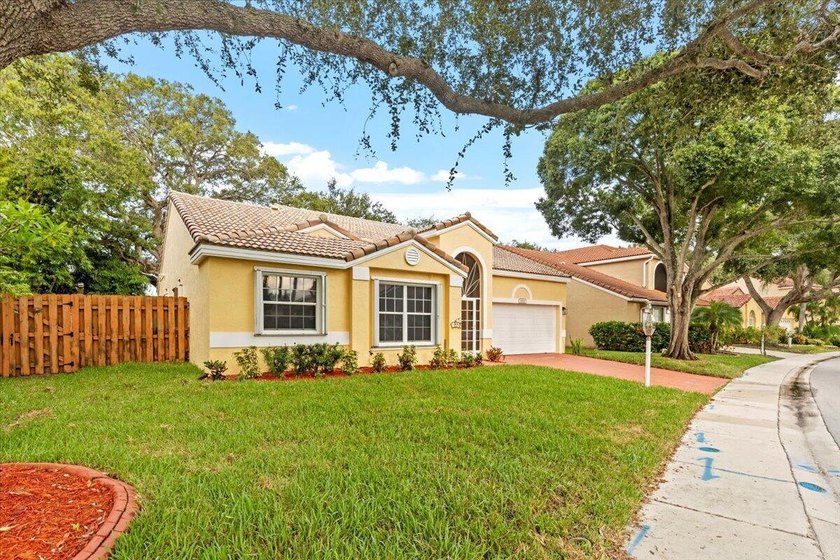 Just minutes from lively PGA Boulevard, this spacious 3-bedroom - Beach Home for sale in Palm Beach Gardens, Florida on Beachhouse.com