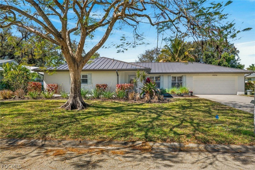 Beautiful 3 Bedroom, 2 Bath Plus a Den, POOL HOME with a GOLF - Beach Home for sale in Fort Myers, Florida on Beachhouse.com