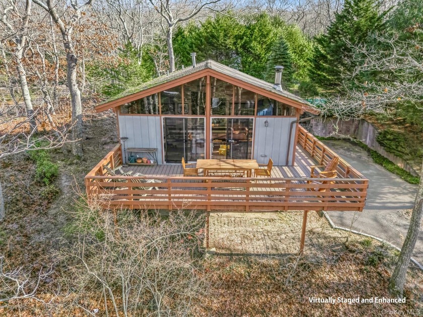LIGHT FILLED CONTEMPORARY CLOSE TO LITTLE FRESH POND & VILLAGE - Beach Home for sale in Southampton, New York on Beachhouse.com
