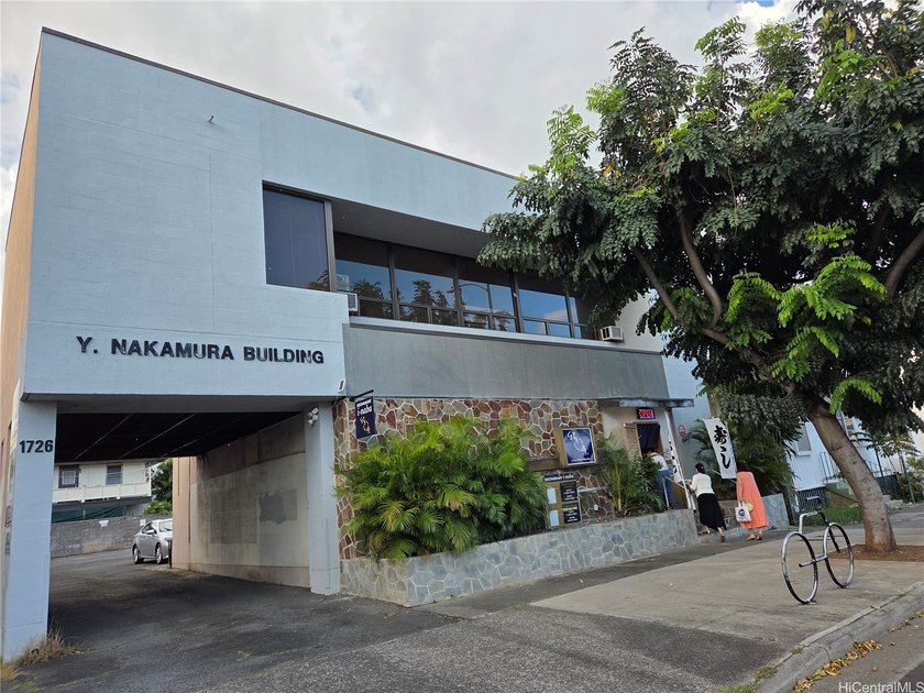 Discover exceptional value in the heart of Honolulu. Rare Fee - Beach Commercial for sale in Honolulu, Hawaii on Beachhouse.com