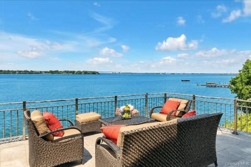 SADDLE ROCK WATERFRONT DREAM HOME! Welcome To Your Waterfront - Beach Home for sale in Great Neck, New York on Beachhouse.com