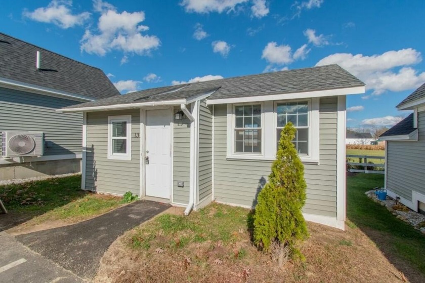 55+ Charming and cozy, this 1-bedroom, 1-bath cottage in The - Beach Condo for sale in Saco, Maine on Beachhouse.com