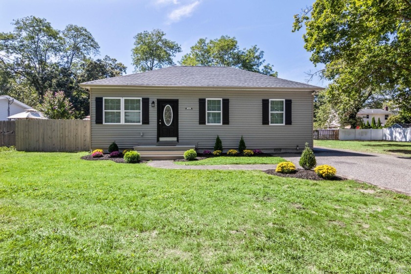 Set on a family friendly quiet cul de sac street. Generous sized - Beach Home for sale in Mastic Beach, New York on Beachhouse.com