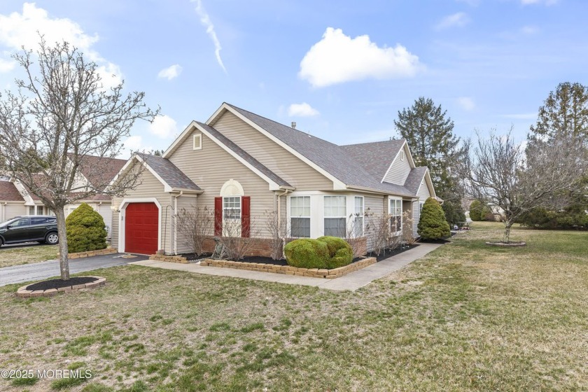 You must see this spacious and bright unit at Lake Ridge in - Beach Home for sale in Toms River, New Jersey on Beachhouse.com