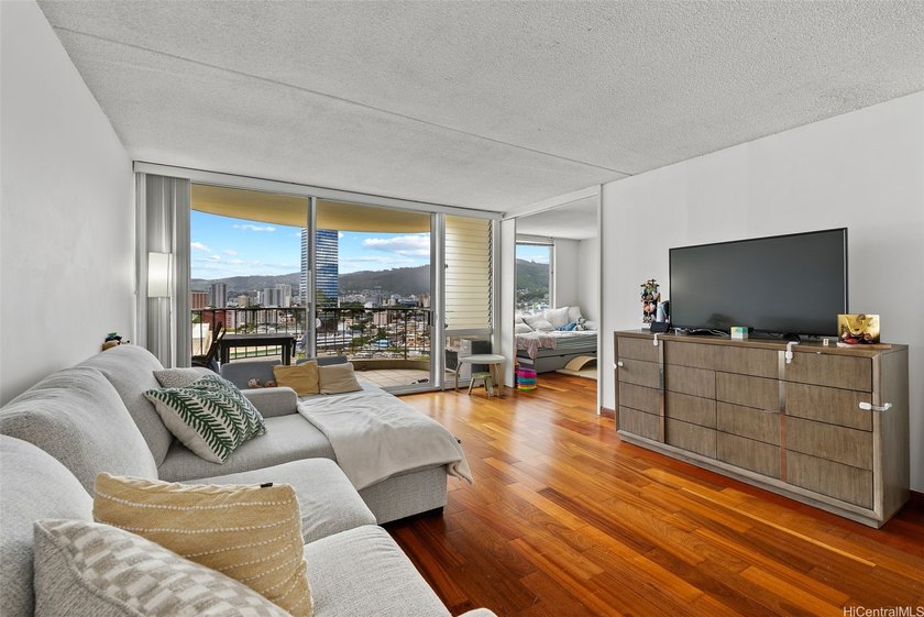 Spacious 2-bedroom Waikiki condo with private and sweeping views - Beach Condo for sale in Honolulu, Hawaii on Beachhouse.com