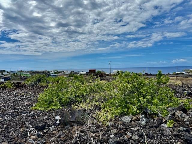 This vacant lot offers prime positioning in Milolii Beach Lots - Beach Lot for sale in Captain Cook, Hawaii on Beachhouse.com
