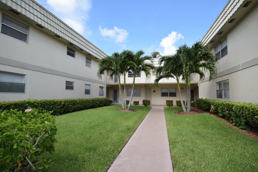 Live the relaxed Florida lifestyle in Kings Point! Second floor - Beach Condo for sale in Delray Beach, Florida on Beachhouse.com