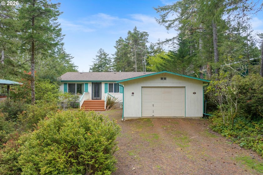 Welcome to the gated Coast Village community! This 3 bedroom, 1 - Beach Home for sale in Florence, Oregon on Beachhouse.com