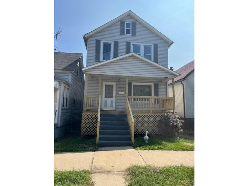 Enjoy all that Whiting has to offer with this 2 story 5 bedroom - Beach Home for sale in Whiting, Indiana on Beachhouse.com