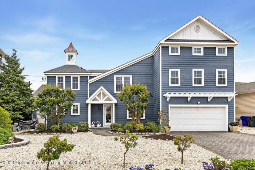 This impressive 6 bedroom, 5/2 bath waterfront residence located - Beach Home for sale in Mantoloking, New Jersey on Beachhouse.com