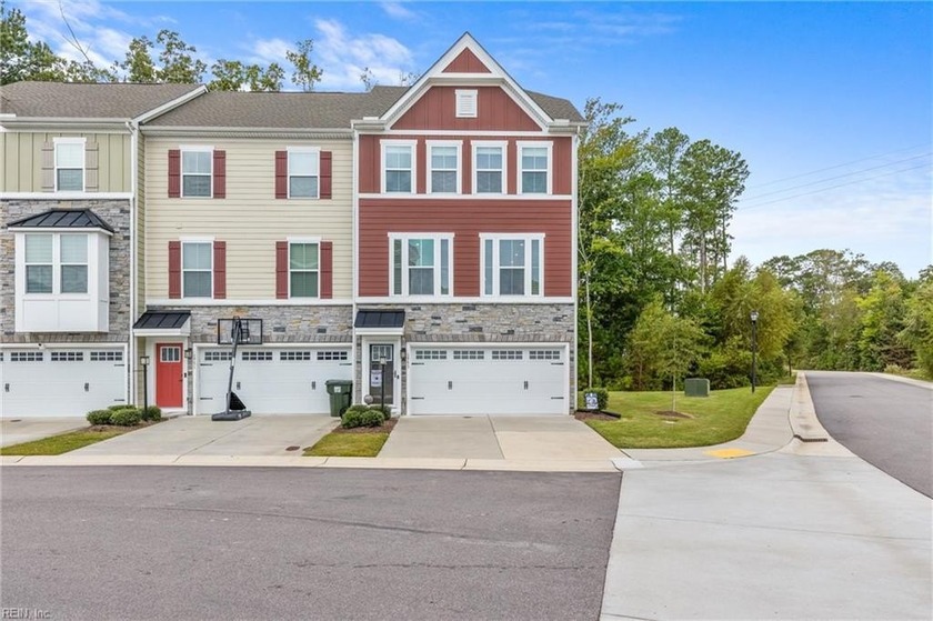 Beautiful, end-unit townhome in sought-after Bryan's Cove - Beach Home for sale in Chesapeake, Virginia on Beachhouse.com
