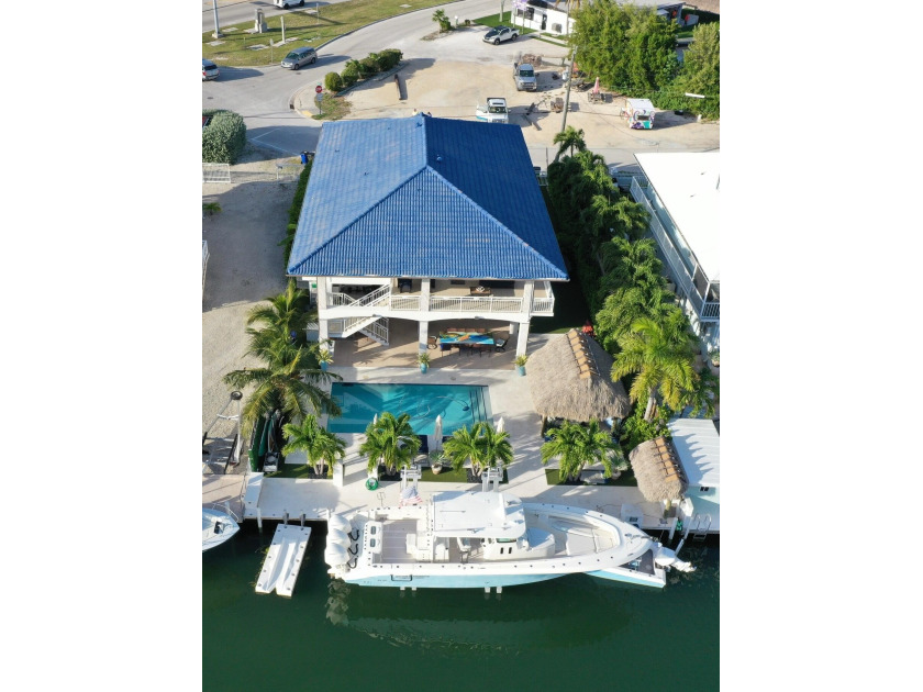 Spectacular Waterfront home with a large pool offering amazing - Beach Home for sale in Plantation Key, Florida on Beachhouse.com