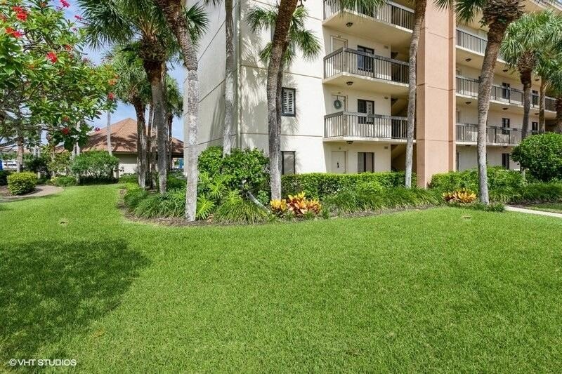 First floor end unit just recently repainted and new flooring - Beach Condo for sale in Jupiter, Florida on Beachhouse.com