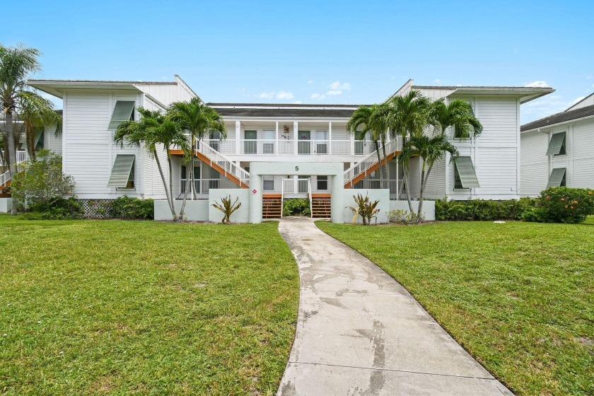 Completely renovated top floor condo with gorgeous lake views in - Beach Condo for sale in Palm Beach Gardens, Florida on Beachhouse.com