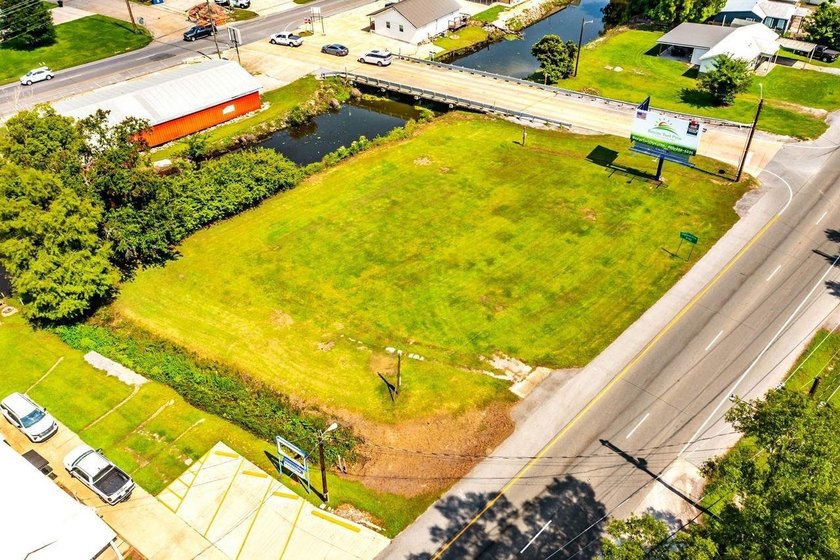 Positioned in one of Houma's high-visibility, heavily traveled - Beach Commercial for sale in Houma, Louisiana on Beachhouse.com