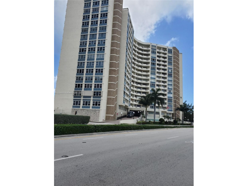 OPPORTUNITY KNOCKS ONCE.  1 BEDROOM 1 BATH UNIT WHICH HAS BEEN - Beach Condo for sale in Hallandale  Beach, Florida on Beachhouse.com