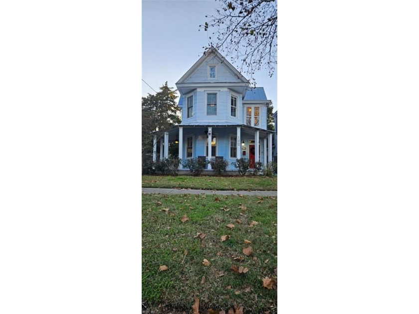 Character & charm galore, giant front porch neighbors will envy - Beach Home for sale in Portsmouth, Virginia on Beachhouse.com