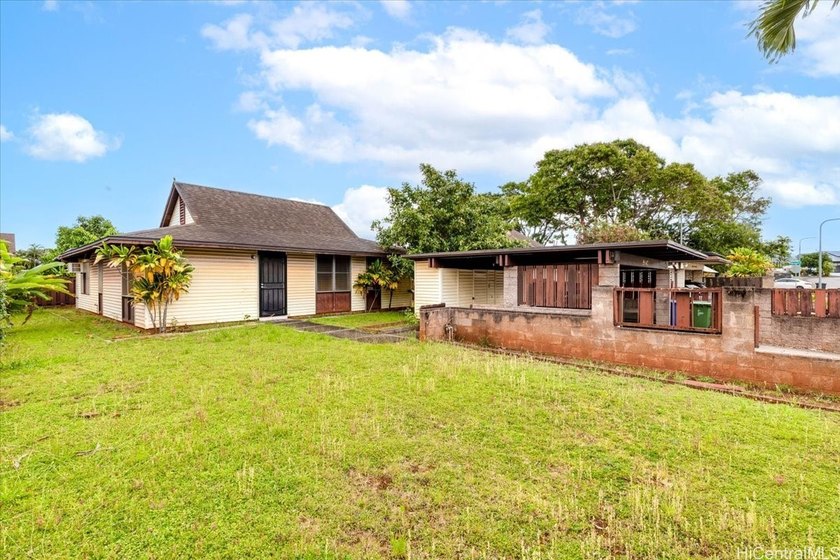 Awesome opportunity for a lucky Buyer to renovate this spacious - Beach Home for sale in Mililani, Hawaii on Beachhouse.com