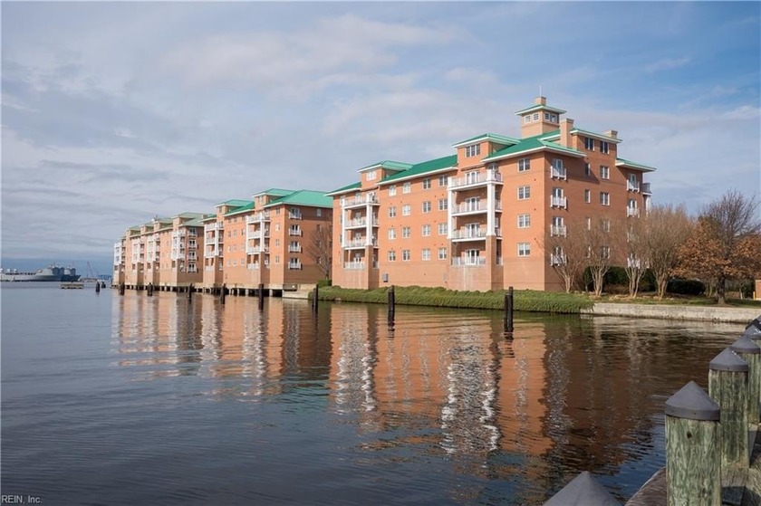 Spacious 3 bedroom waterfront condo with bold views of downtown - Beach Condo for sale in Norfolk, Virginia on Beachhouse.com